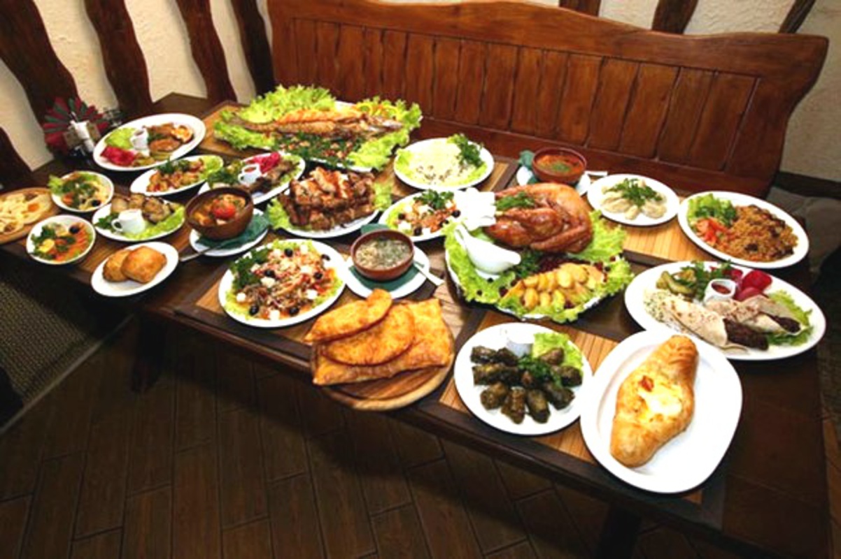 Кавказский стол с едой